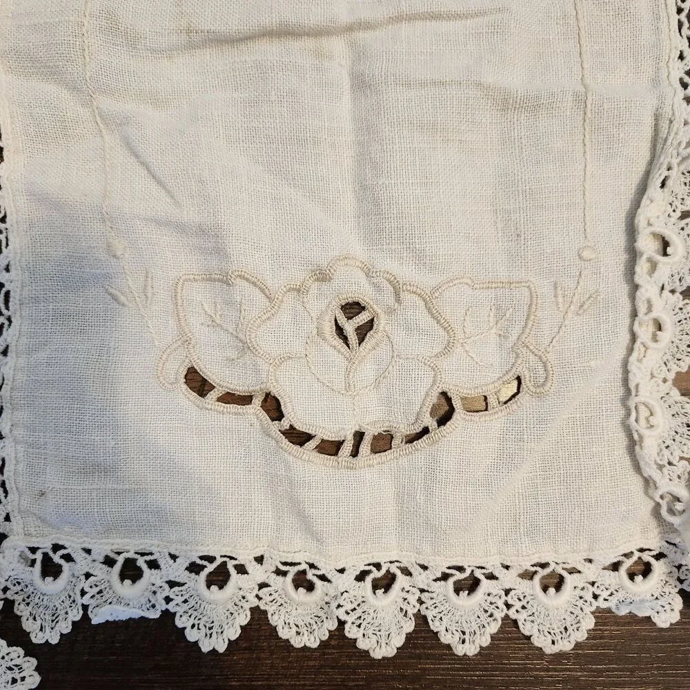 Vtg Embroidered Beige Flower Basket Cottage Core Floral Handkerchief Napkin Set